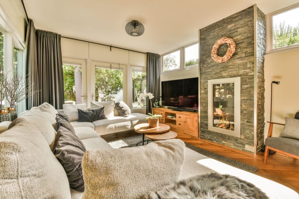 Klasyczne wnętrza z charakterem – jak wykorzystać fornir kamienny?