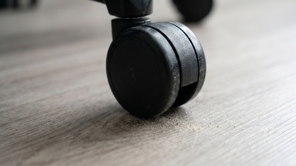 Jak dbać o panele i parkiet przy intensywnym użytkowaniu mebli na kółkach?