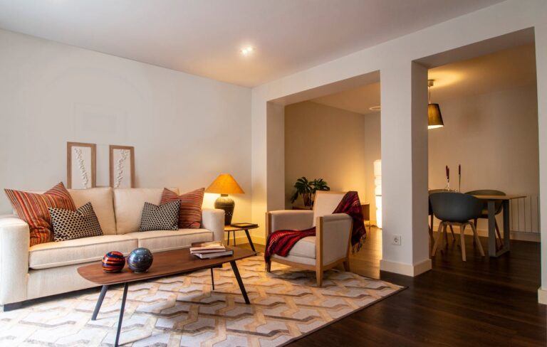 Home staging w jeden weekend: Jak nowoczesny dywan i obrazy na płótnie podnoszą wartość mieszkania?
