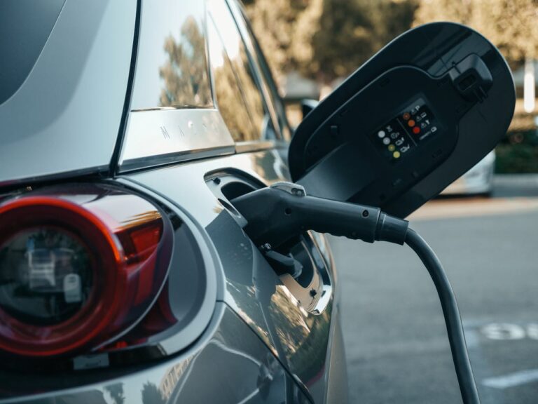 Jak działają ładowarki do samochodów elektrycznych i adaptery EV – co trzeba wiedzieć przed rozpoczęciem ładowania auta?
