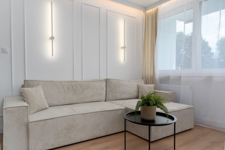 Dlaczego narożniki welurowe nadają salonowi elegancję i przytulny charakter?